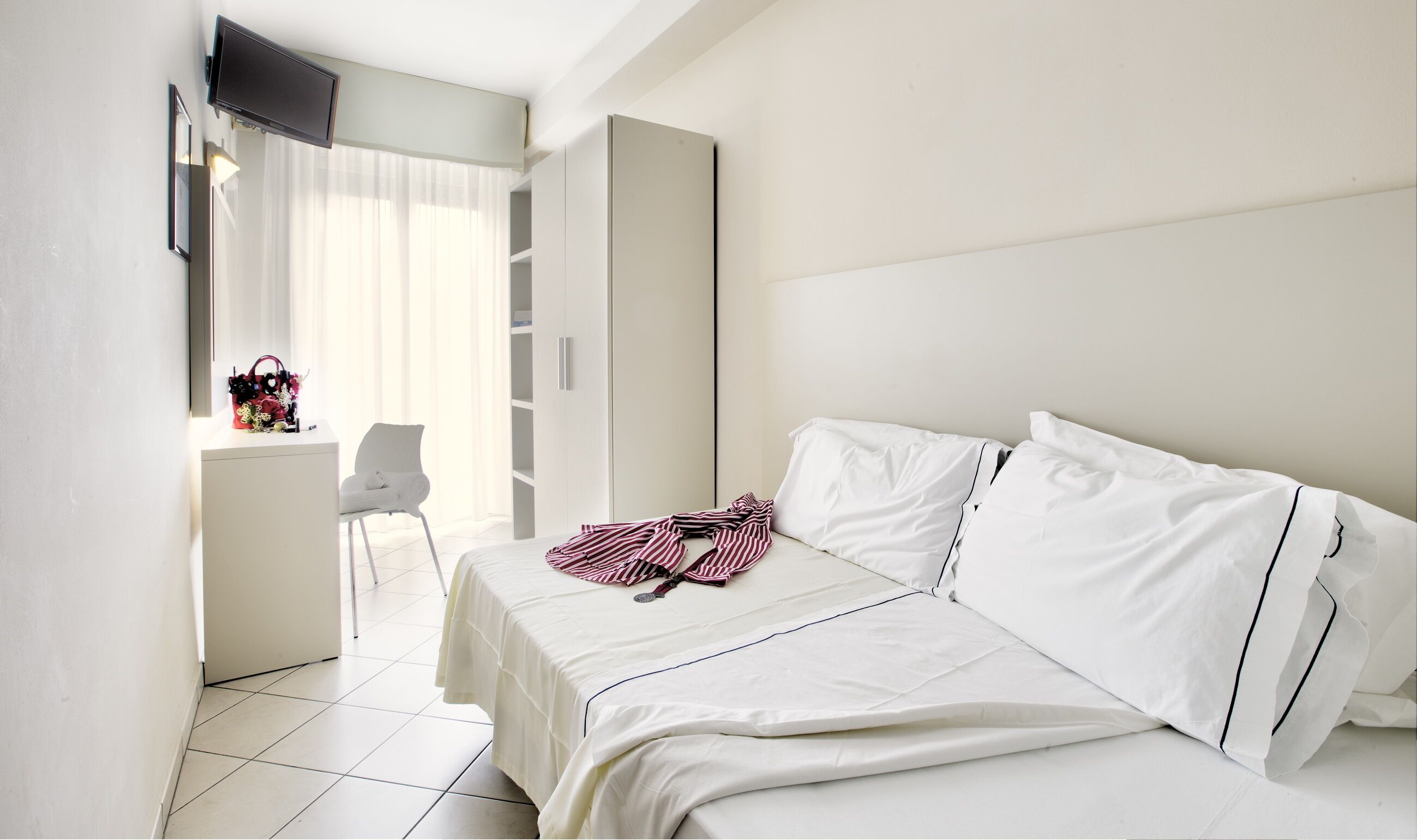 single room | 1 bedroom, in-room safe, desk, free wifi