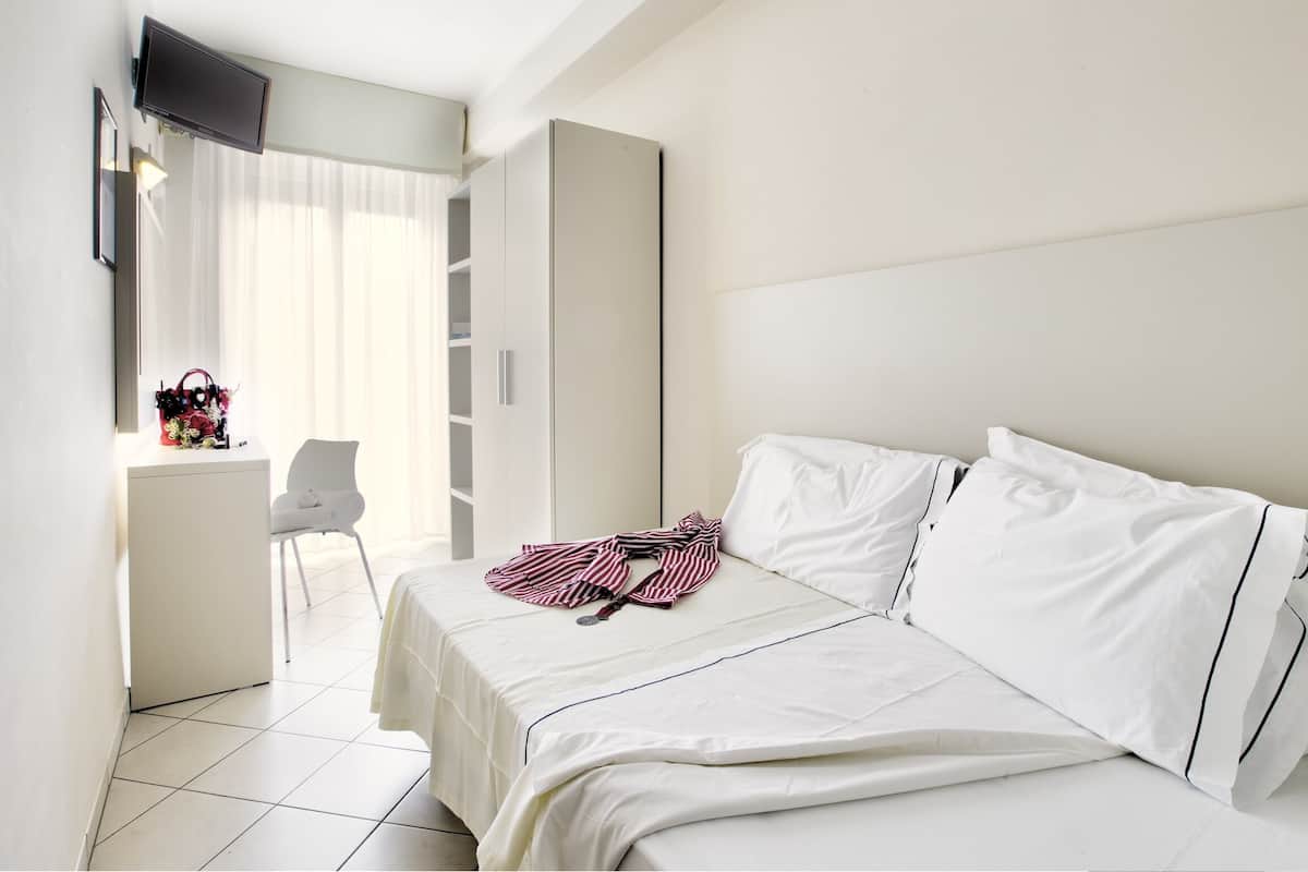 single room | 1 bedroom, in-room safe, desk, free wifi