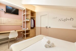 Habitación económica doble | Caja fuerte, escritorio, wifi gratis y ropa de cama