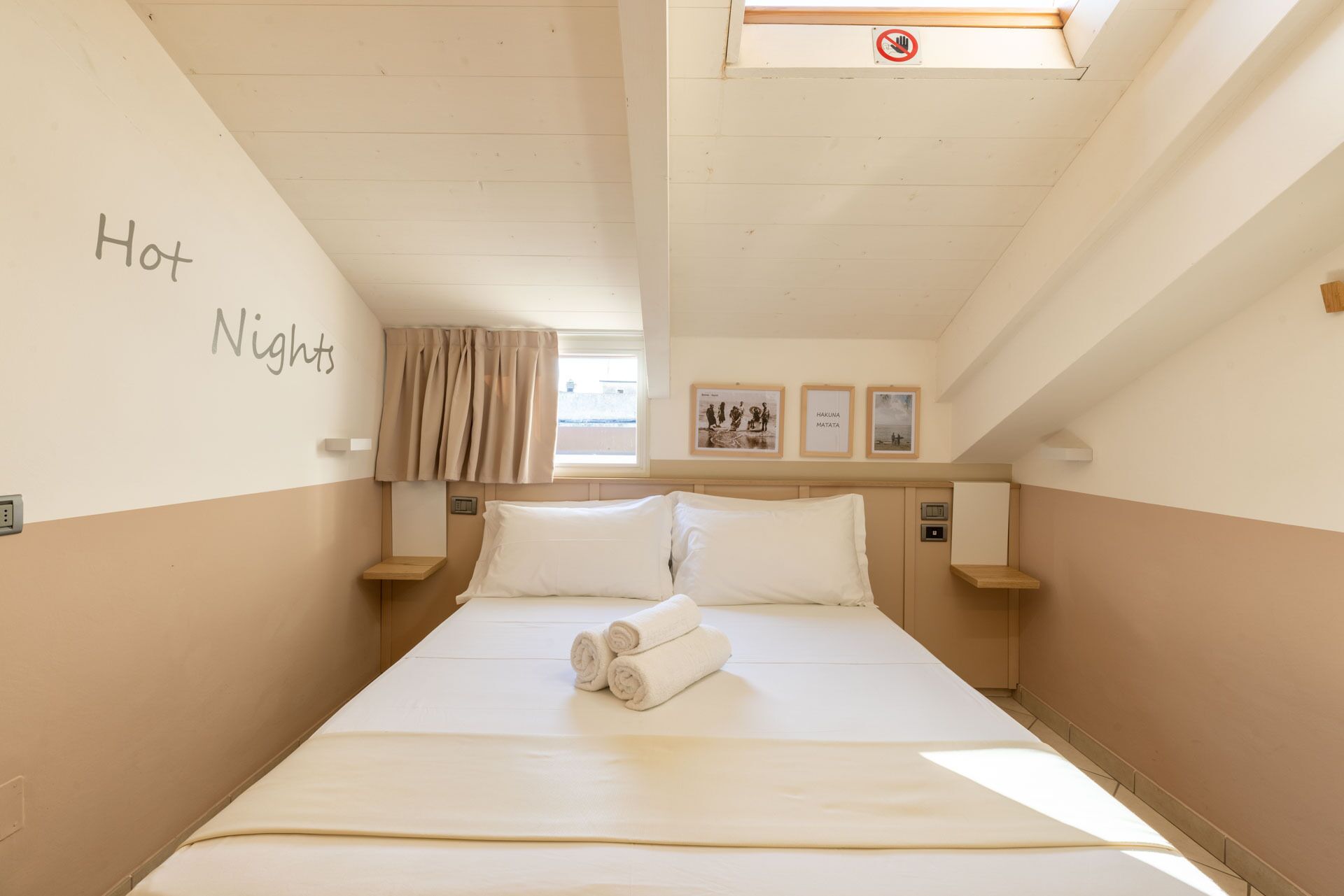 economy double room | 1 bedroom, in-room safe, desk, free wifi