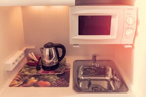 Peti sejuk, dapur, cerek elektrik 