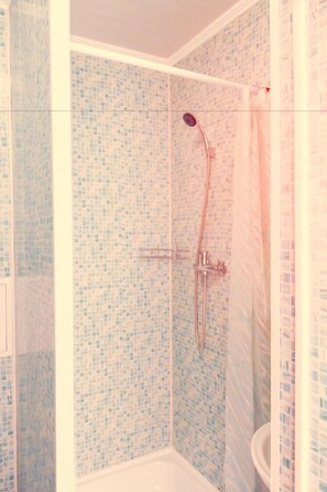 Een douche, een haardroger, handdoeken