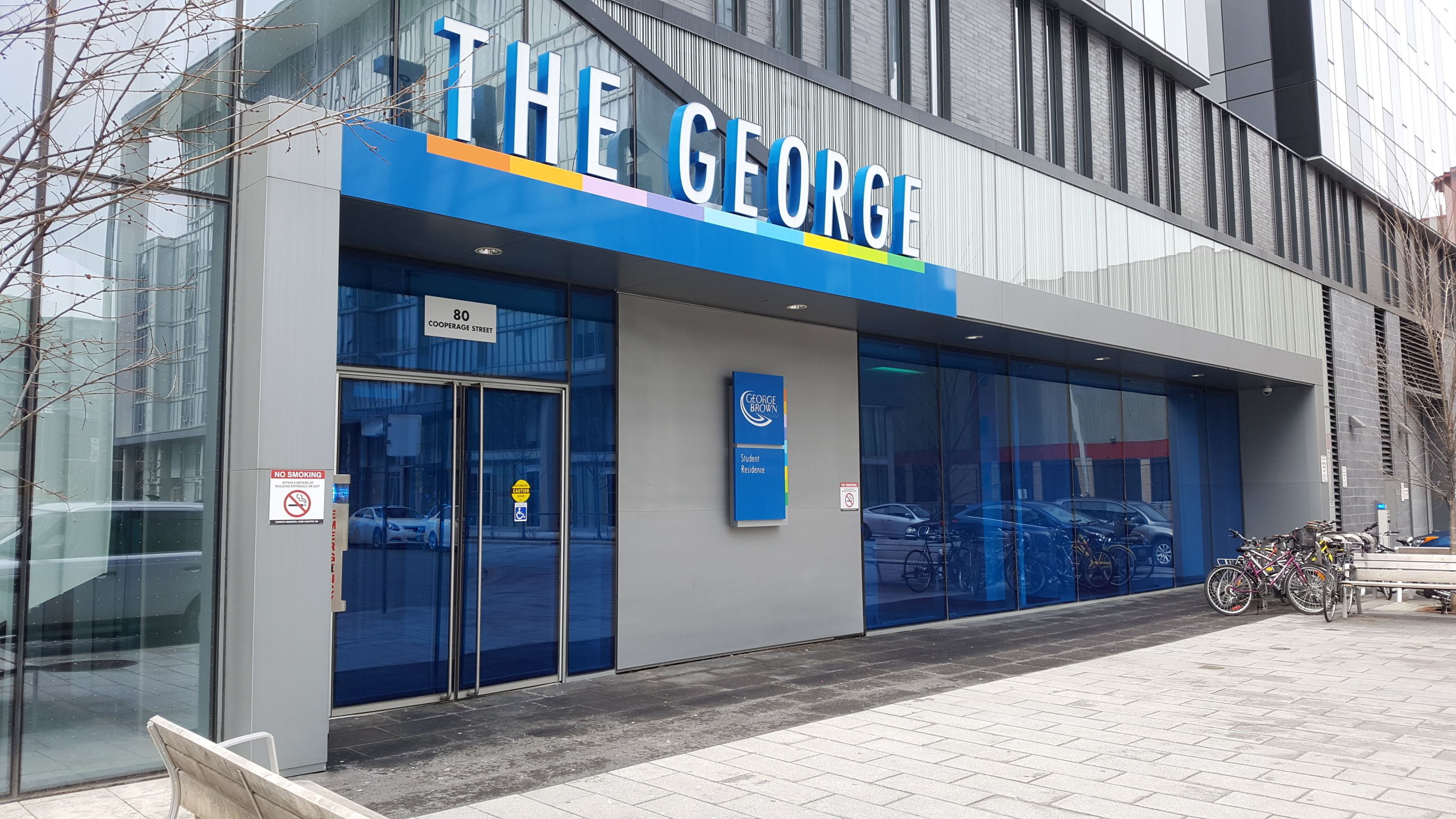 Rakennuksessa on kyltti, jossa lukee: ”THE GEORGE”.