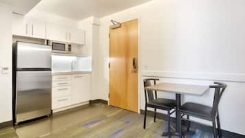 Suite, 2 habitaciones, para no fumadores | Cocina privada | Refrigerador con congelador y microondas
