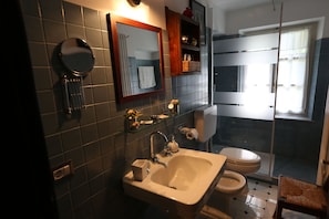 Double Room | Bathroom | Combined shower/bathtub, rainfall showerhead, free toiletries