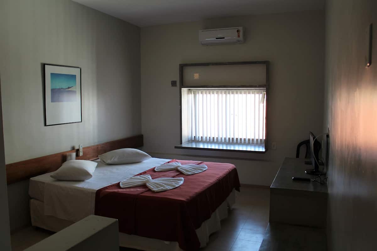 Minibar, desk, blackout drapes, WiFi (free)