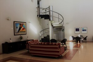 Área de estar no saguão