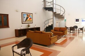 29-英寸电视（配备有线频道）