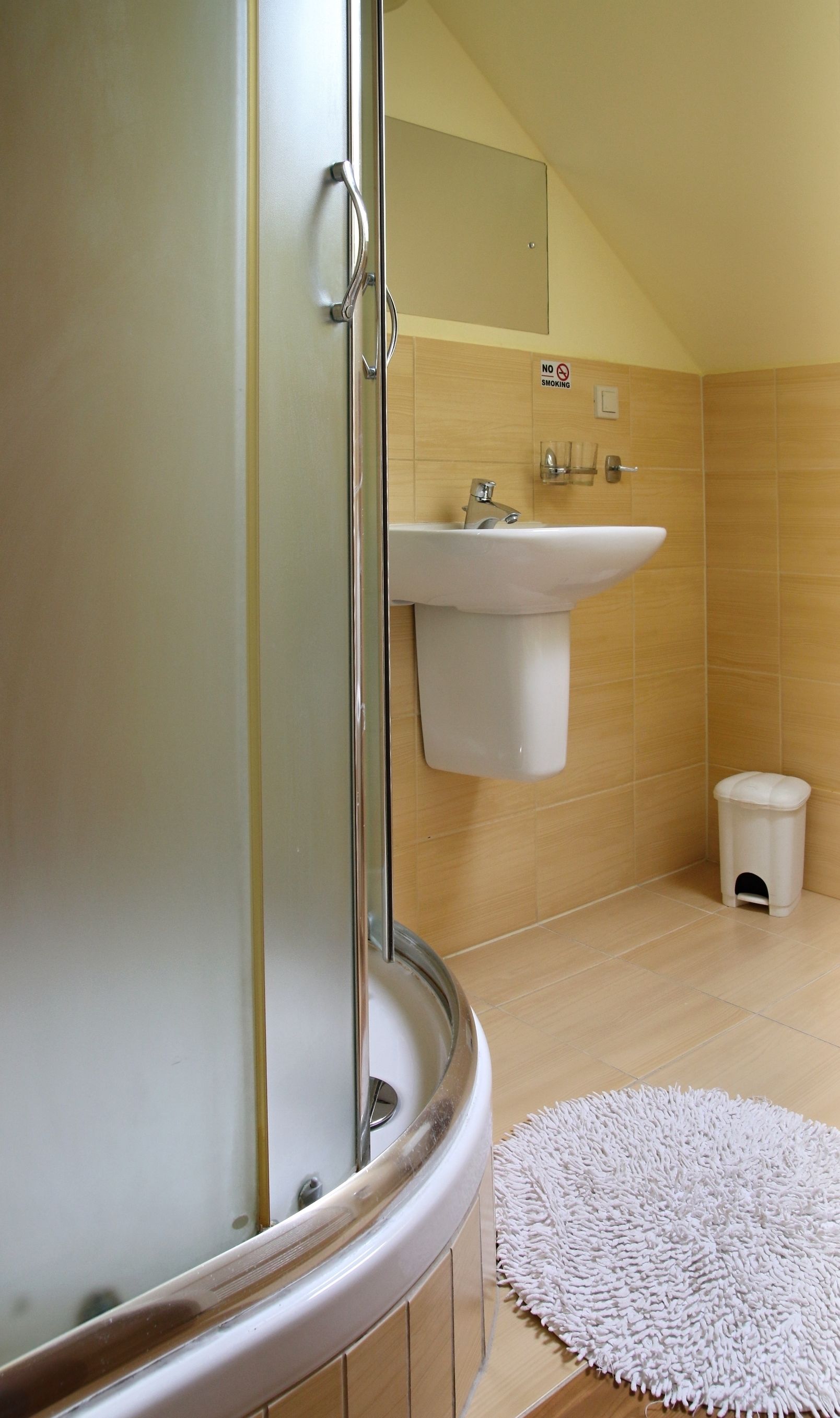 Un baño con ducha, lavamanos e inodoro.