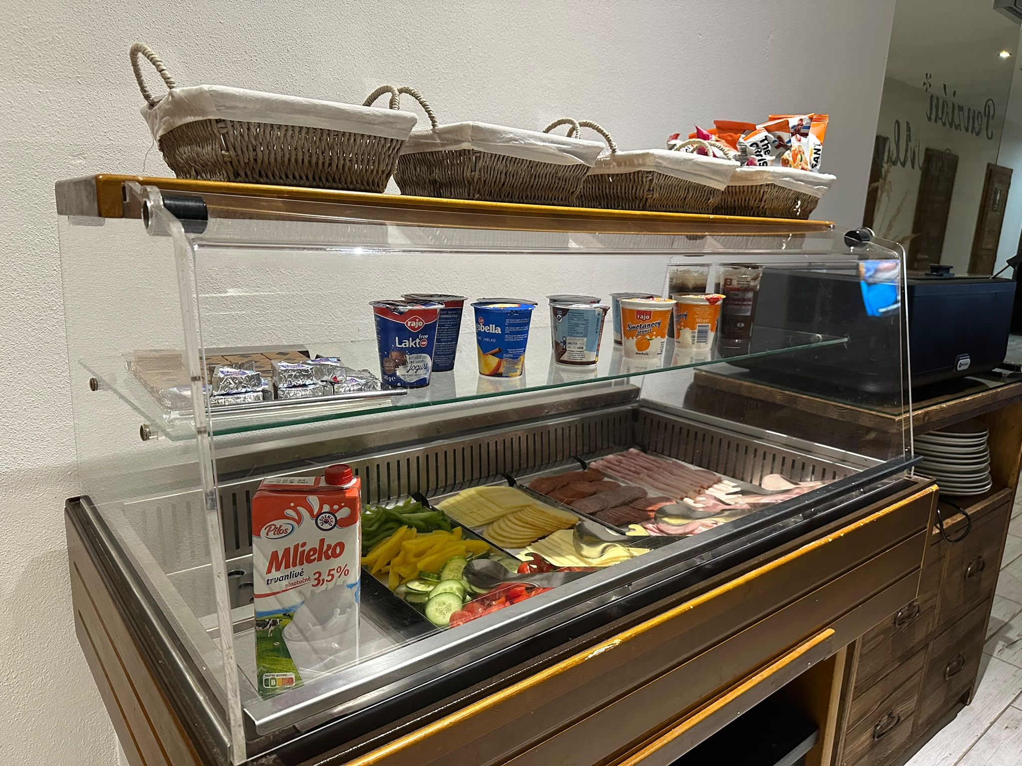 Un buffet proposant une variété de plats et de produits laitiers.
