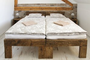 Comfort Twin Room | Desk, laptop workspace, free WiFi, bed sheets - Penzion pri Mlyne (Nitra)