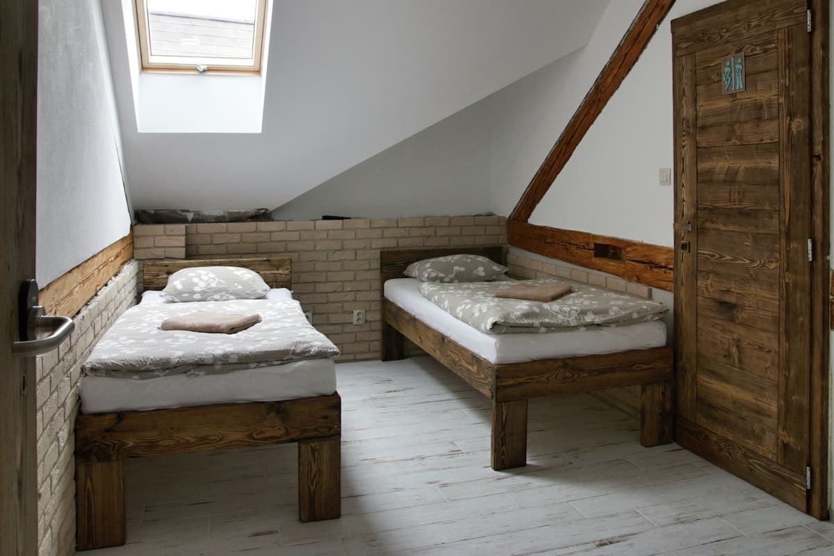 Habitación Confort con 2 camas individuales | Escritorio, espacio para trabajar con un portátil, wifi gratis