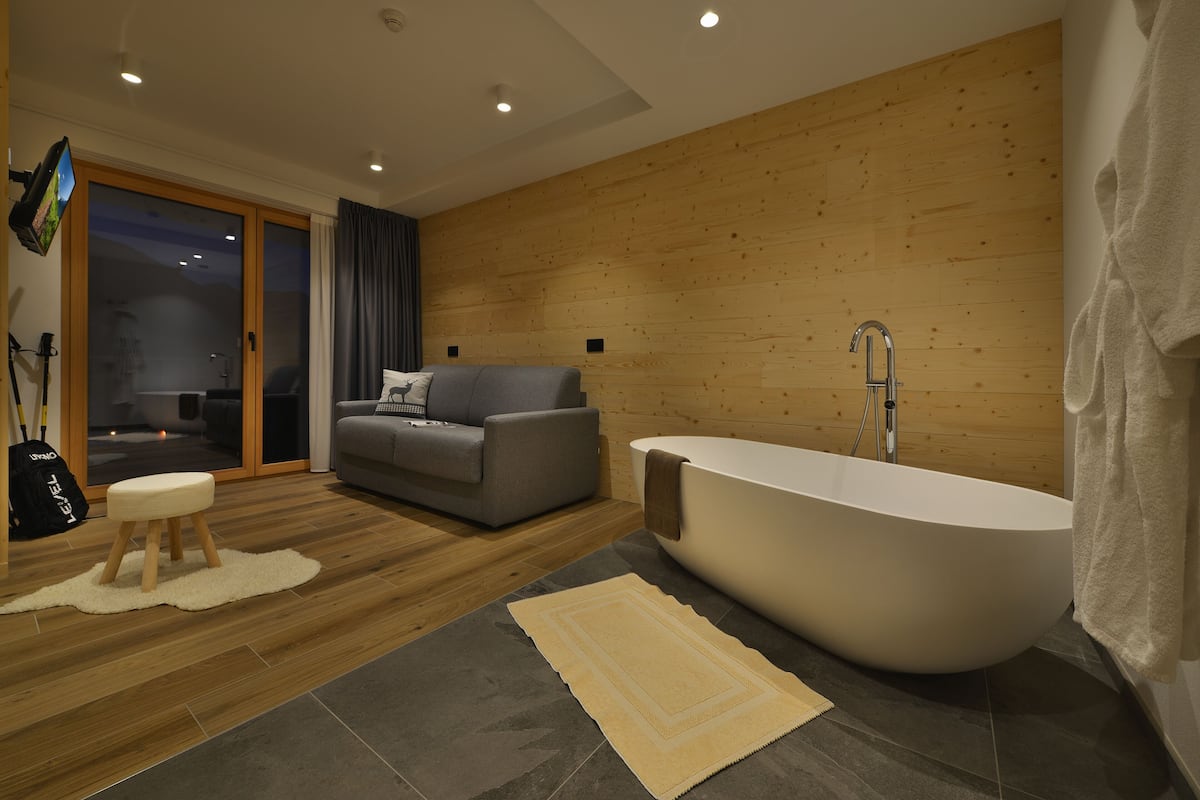 alpine suite with balcony | living area | tv