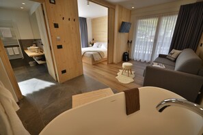 Alpine Suite with balcony | Living area | TV - Hotel Valtellina (Livigno)