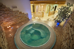 Indoor spa tub