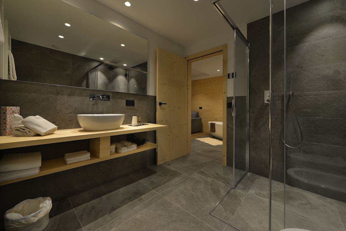 alpine suite with balcony | bathroom | free toiletries, hair dryer, bidet, towels