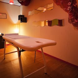 Salas de tratamiento para parejas, sauna y tina de hidromasaje