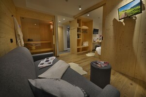 Alpine Suite with Sauna | Oppholdsområde | TV