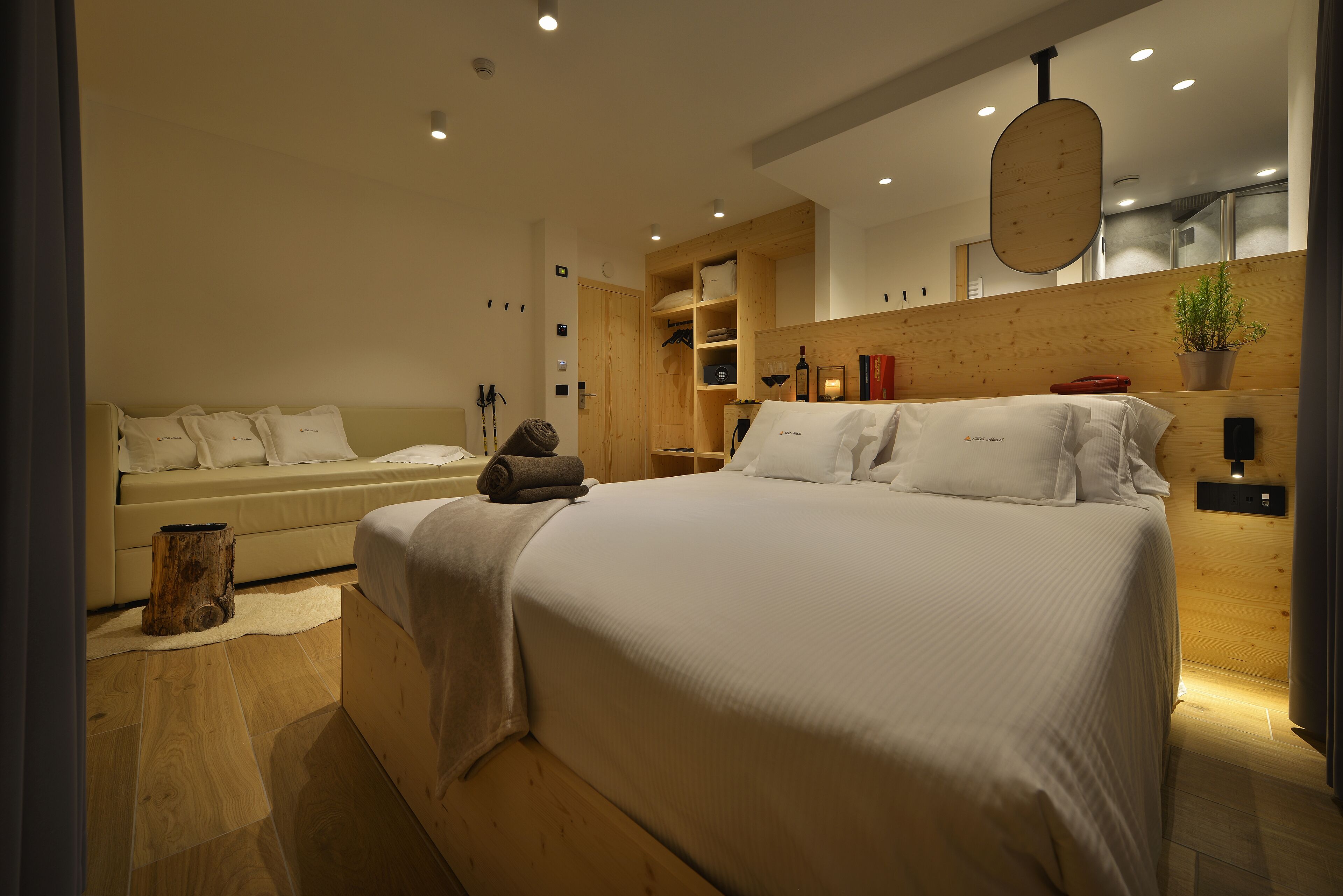 premium bedding, down duvets, in-room safe, desk