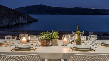 Executive-huvila, 4 makuuhuonetta, rantanäköala | Ulkoruokailutilat