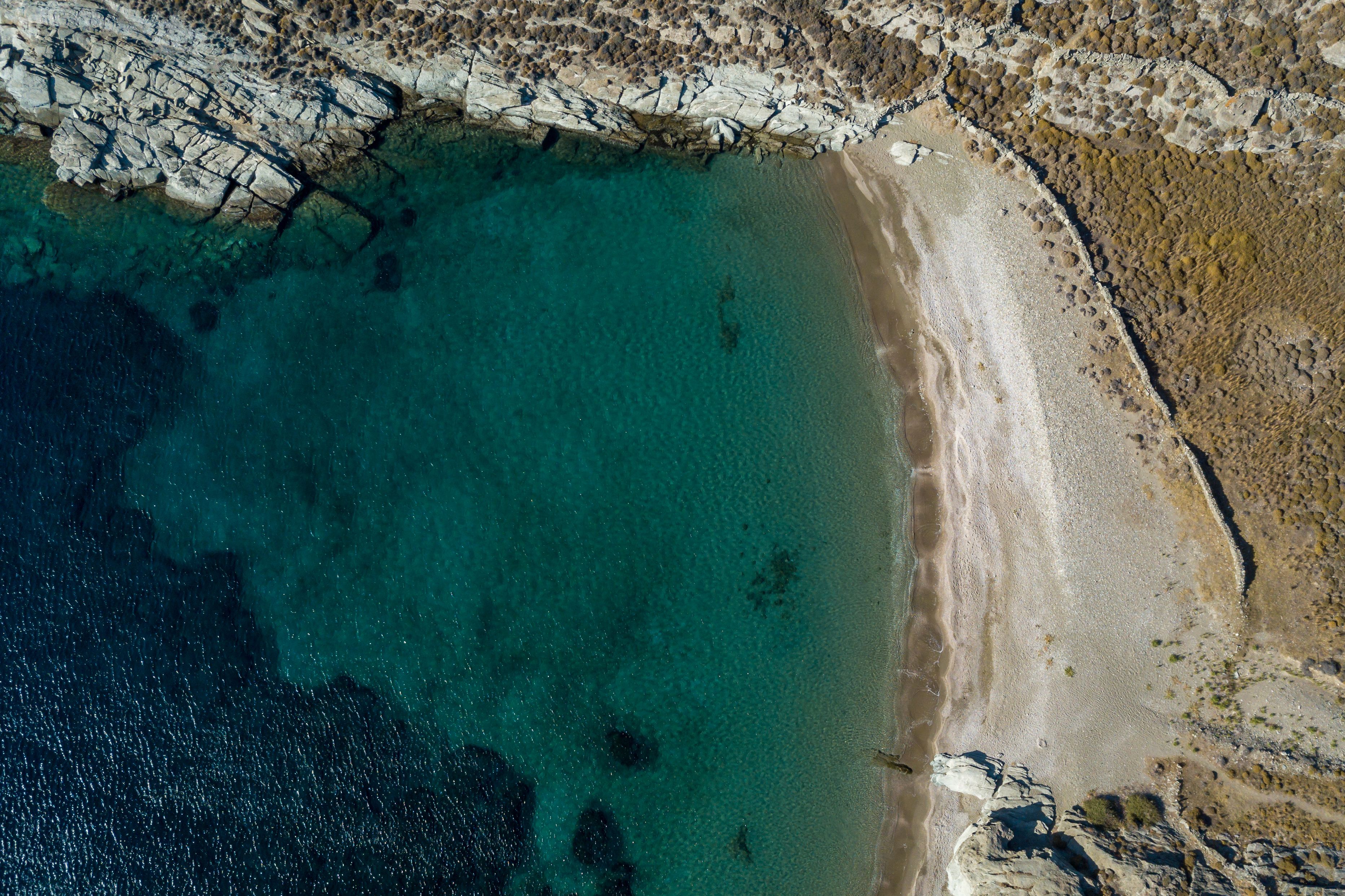 På stranden, liggestole, parasoller, badehåndklæder