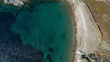 På stranden, liggestole, parasoller, badehåndklæder