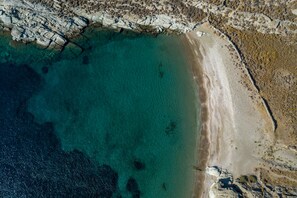 On the beach, sun loungers, beach umbrellas, beach towels - Eneos Kythnos Beach Villas (Kithnos)