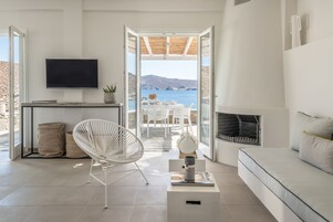 Executive Villa 2 | Premium bedding, in-room safe, soundproofing, iron/ironing board