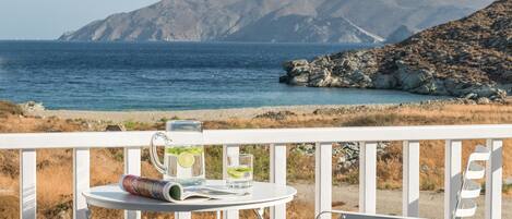 Elegant Villa | Balcony