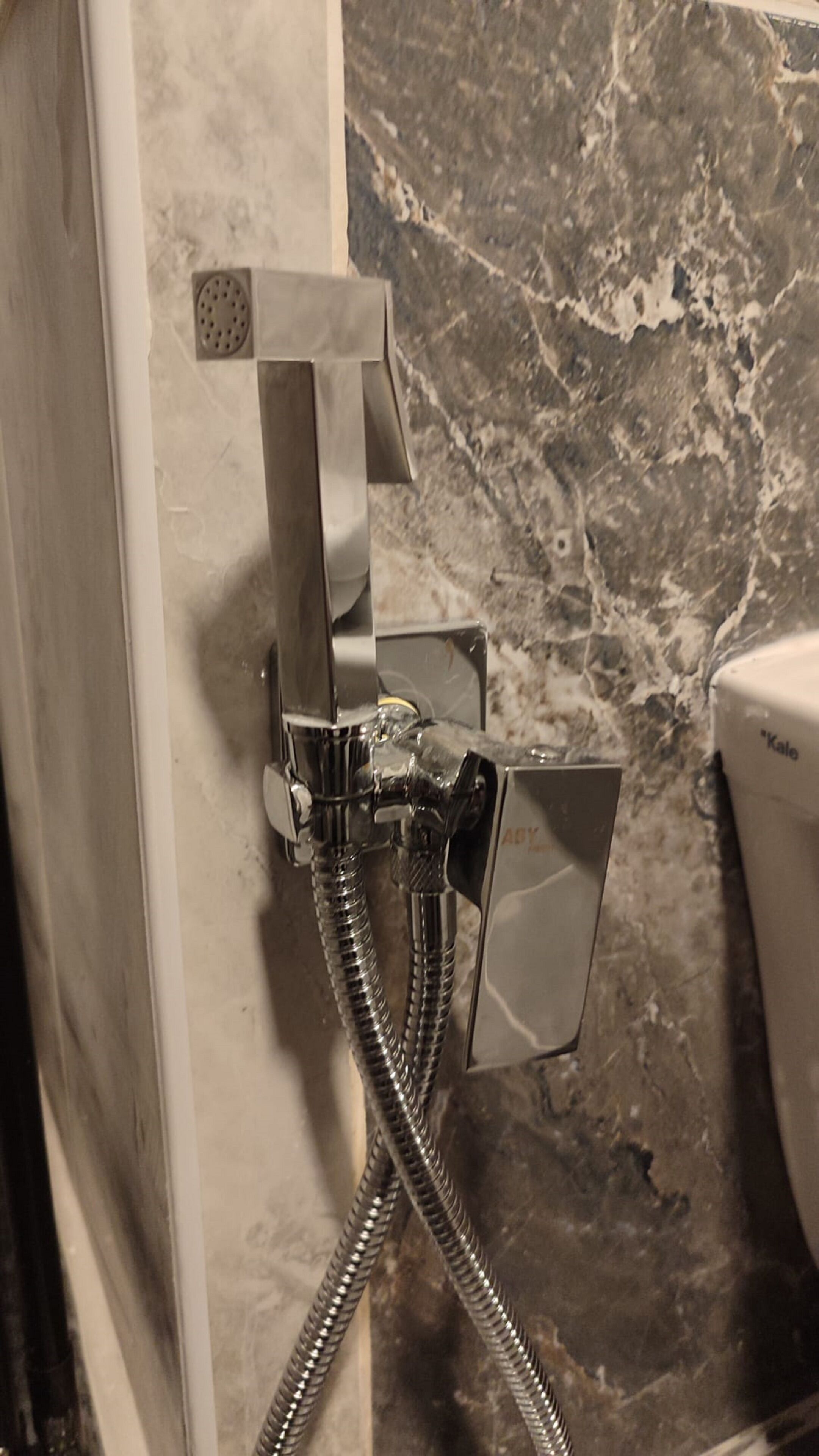 Designer-Toilettenartikel, Haartrockner, Hausschuhe, Shampoo