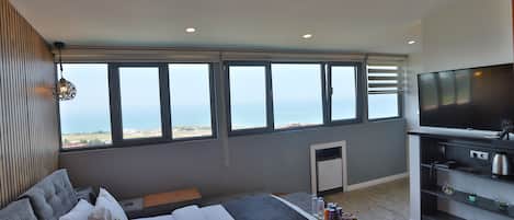 Honeymoon Room | Premium bedding, minibar, in-room safe, desk