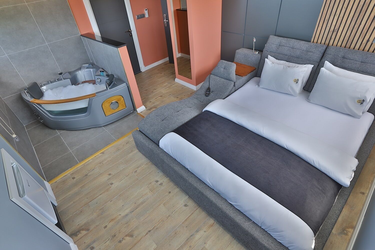 Habitación de luna de miel | Ropa de cama de alta calidad, minibar, caja fuerte y escritorio