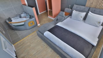 Habitación de luna de miel | Ropa de cama de alta calidad, minibar, caja fuerte y escritorio