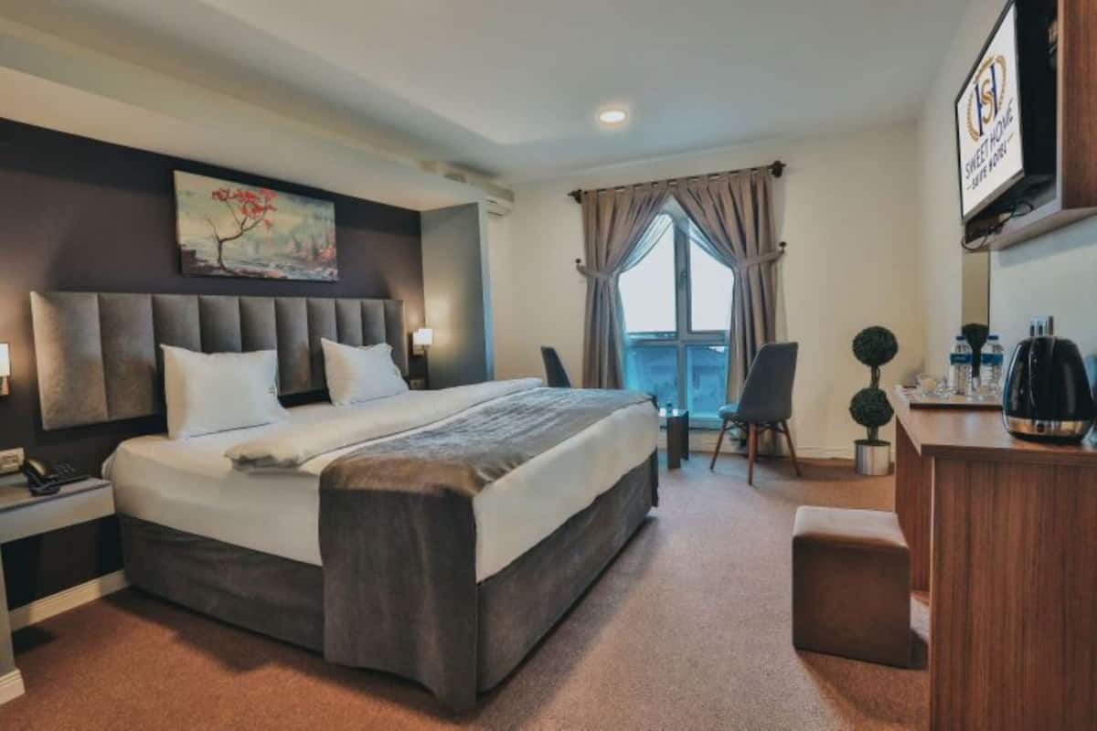 Royal Double Room, 1 Queen Bed, Garden View | 1 bedroom, premium bedding, minibar, in-room safe