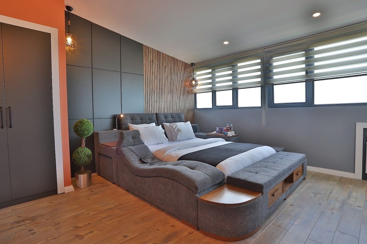 Honeymoon Room | Premium bedding, minibar, in-room safe, desk