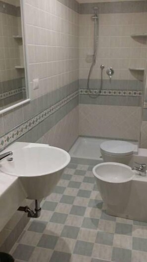 双人房 | 浴室 | 淋浴设施、免费洗浴用品、吹风机、坐浴桶