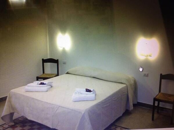 双人房 | 办公桌、折叠床/加床（额外收费）、免费 WiFi