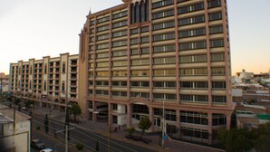 Ein mehrstöckiges Hotel mit einer symmetrischen Fassade, großen Fenstern und einem zentralen Eingang.