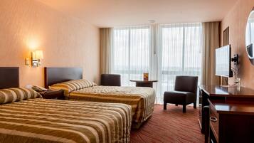 خزنة داخل الغرفة ومكتب ومكواة/لوح كي وأسرّة أطفال/رضّع (مجانًا)