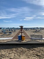 Private beach nearby, white sand, free beach shuttle, beach towels