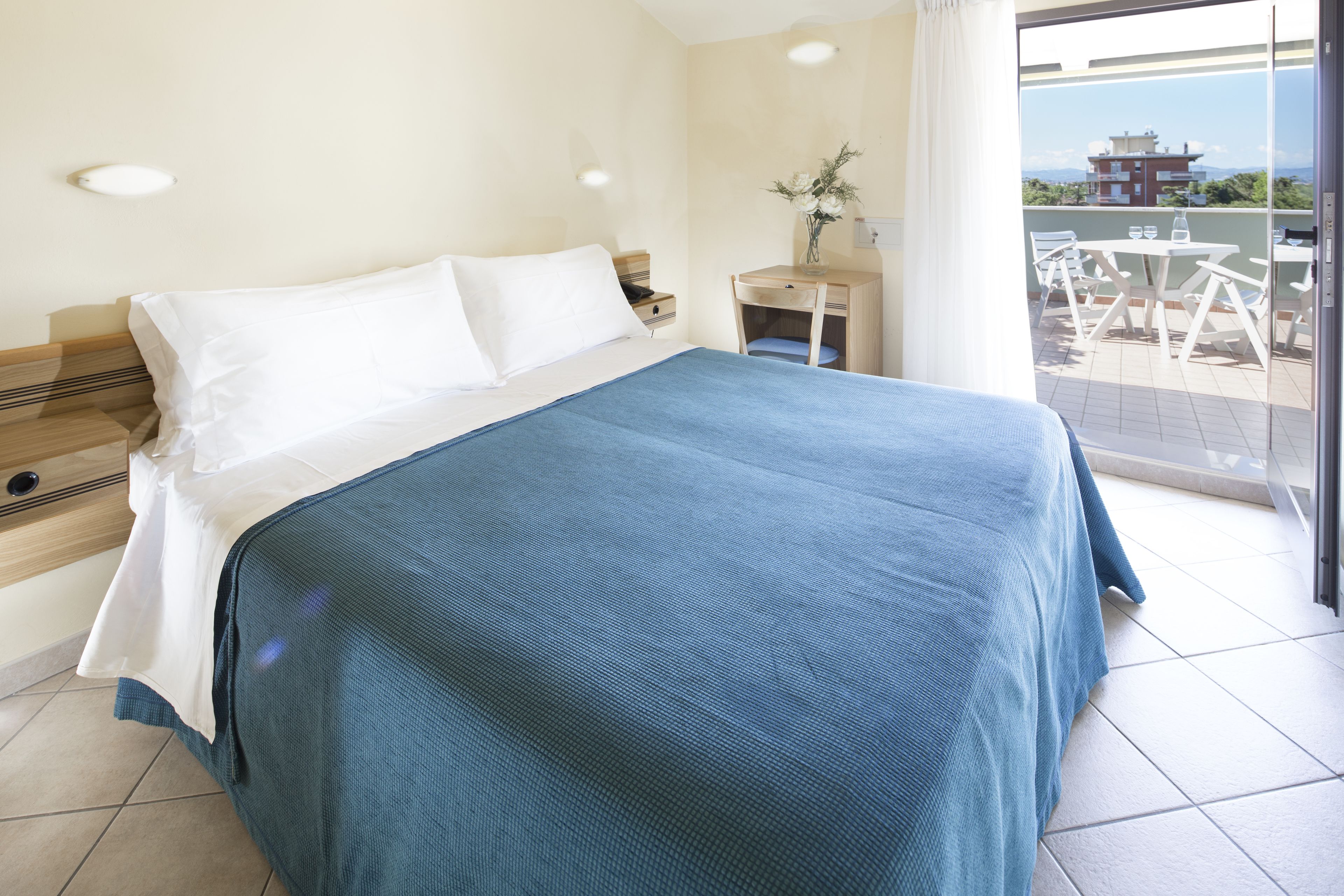 Minibar, Zimmersafe, Schreibtisch, laptopgeeigneter Arbeitsplatz