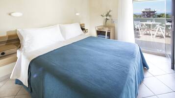 Minibar, Zimmersafe, Schreibtisch, laptopgeeigneter Arbeitsplatz