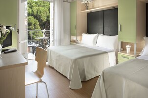 Frigobar, cofres nos quartos, escrivaninha