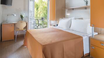 Minibar, coffres-forts dans les chambres, bureau