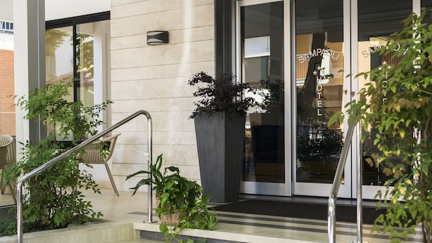 A hotel entrance with a sign reading "SAMPPAOLI". - Hotel Sampaoli (Bellaria-Igea Marina)