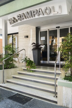 A hotel entrance with a sign reading "SAMPPAOLI". - Hotel Sampaoli (Bellaria-Igea Marina)