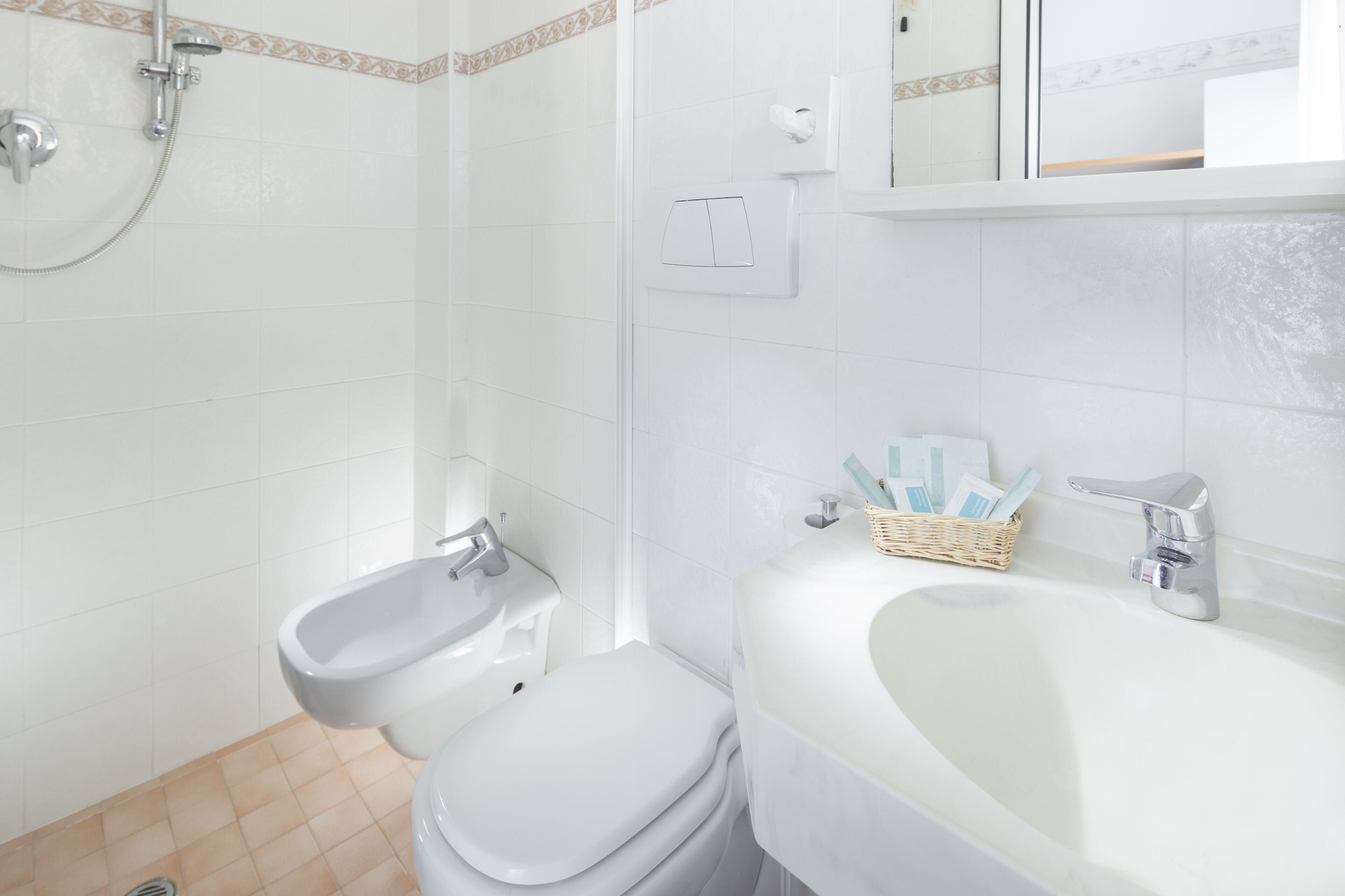 Ein Badezimmer mit Toilette, Bidet und Waschbecken.