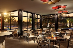 2 bares, bar junto a la piscina