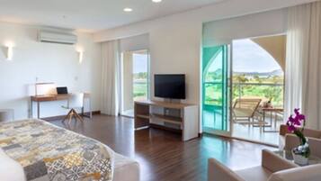 Hypo-allergenic bedding, minibar, in-room safe, desk