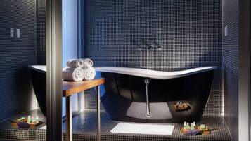 Suite Mewah | Seprai antialergi, minibar, brankas, dan meja kerja